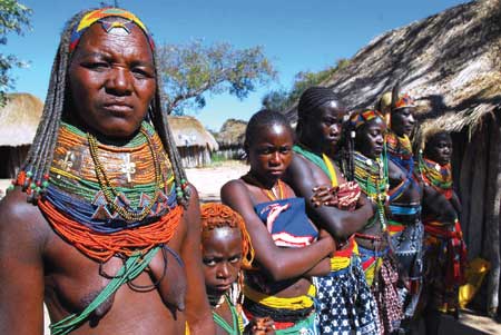   Những người phụ nữ của bộ tộc Mumuila (Angola).