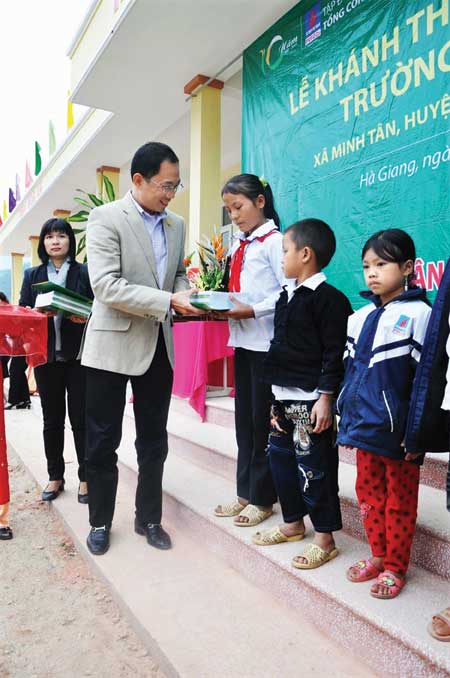   Tổng Giám đốc Cao Hoài Dương trao quà cho học sinh nhân ngày khánh thành Trường Tiểu học Minh Tân (Vị Xuyên, Hà Giang). 