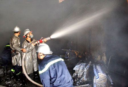 Cảnh sát chữa cháy dập lửa tại phim trường cũ của VTV.  Ảnh: VnExpress