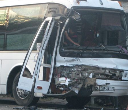 Phần đầu xe khách 29B-09117 sau tai nạn.