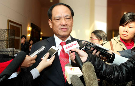 Ông Lê Lương Minh trong vòng vây của báo chí.