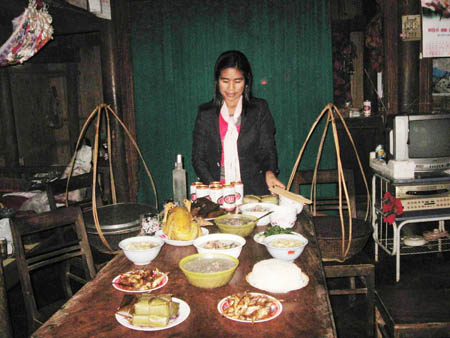 Một phụ nữ Minh Hoá chuẩn bị mâm cỗ  chuẩn bị gánh đến nhà cha mẹ.
