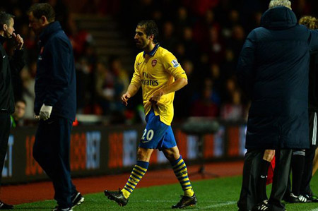 Mathieu Flamini nhận thẻ đỏ rời sân