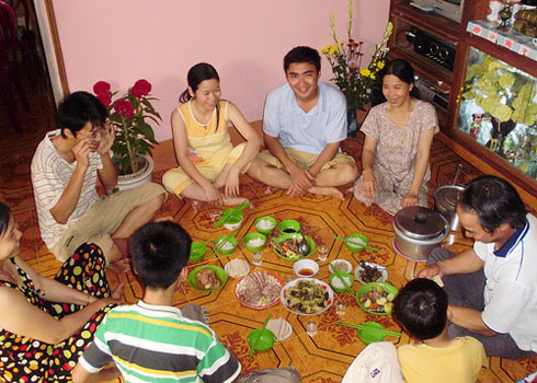 Hình ảnh của mâm cơm tất niên cho thấy sự trang trọng và đặc biệt của ngày hội. Những món ăn truyền thống đã được sắp xếp một cách tinh tế và đẹp mắt trên mâm cơm. Hãy xem hình ảnh này để tìm hiểu về những nét đẹp truyền thống của người Việt và cảm nhận sự trọng thể của ngày Tết.