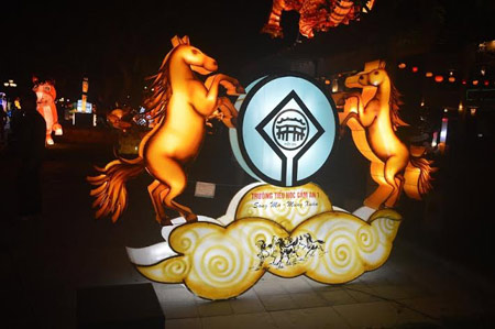 Lồng đèn con Ngựa tham gia Hội thi để chào đón năm Giáp Ngựa 2014 rạng ngời phố cổ Hội An 