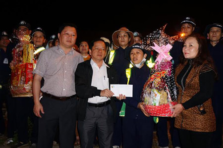 Đại diện Sở TN&MT Quảng Nam tặng quà cho các lao công của công ty TNHH MTV đô thị môi trường Quảng Nam