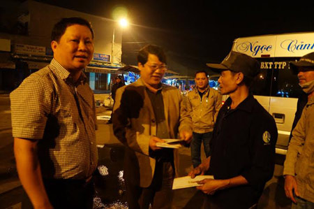Đại diện UBND TP Tam Kỳ, Quảng Nam tặng quà cho các “lao công”