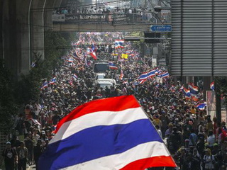 Người biểu tình chống chính phủ ở Thái Lan tràn ngập đường phố thủ đô Bangkok vào ngày 30.1 - Ảnh: Reuters 