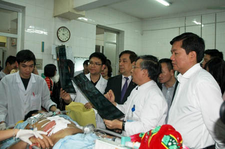 Ông Đinh La Thăng thăm hỏi tình trạng một nạn nhân TNGT bị đa chấn thương điều trị tại Bệnh viện Việt Đức 