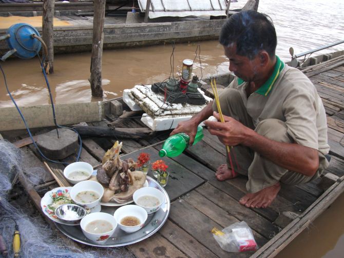 Ngày mùng 3 xuống lưới, cũng là ngày ra mắt cúng Bà Cậu, thường là một con vịt luộc, hoặc bánh trà...