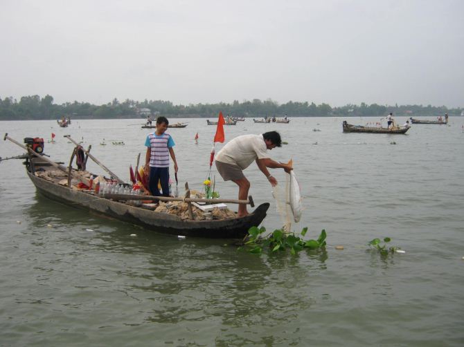 Đầu Xuân xuống lưới... và trúng cá.