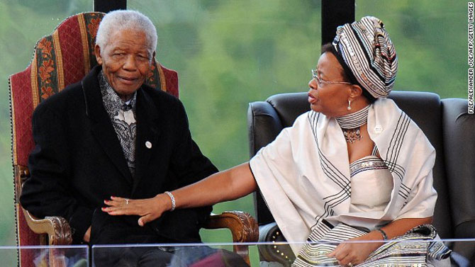 Ông Mandela và người vợ thứ ba, bà Graça Machel.