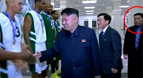 Người vệ sĩ tháp tùng Kim Jong-un trong một sự kiện thể thao hồi tháng trước.