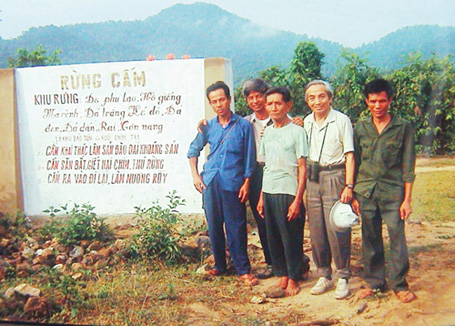 GS Võ Quý (giữa) trong chuyến công tác tại khu di tích nhiễm chất độc hóa học ở huyện A Lưới, tỉnh Thừa Thiên - Huế. (ảnh nhân vật cung cấp).