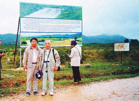 GS Võ Quý (người thứ hai từ phải sang) trong chuyến công tác tại huyện Kỳ Anh, Hà Tĩnh. (ảnh nhân vật cung cấp).