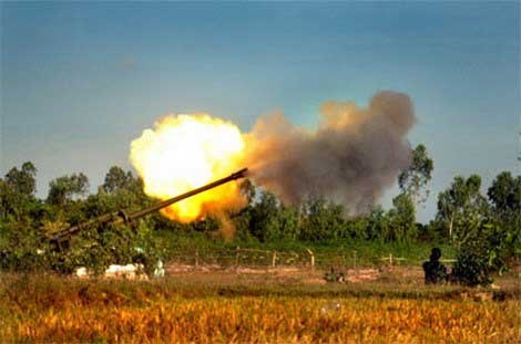  Pháo tầm xa M46 130mm của pháo binh Việt Nam khai hỏa trong diễn tập bắn đạn thật.