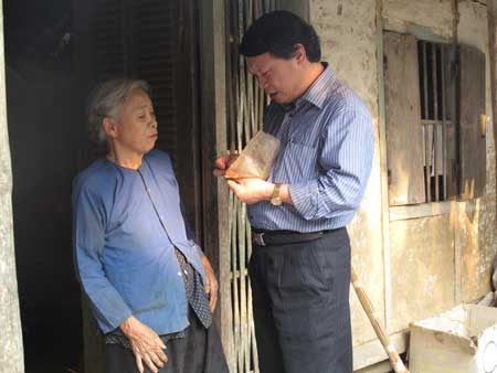 Phó Chủ tịch Thường trực Nguyễn Duy Lượng thăm hỏi một ND huyện Đại Từ, Thái Nguyên.