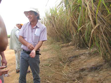 Bầu Đức đang giới thiệu về vùng  trồng mía tại Attapeu (Lào).