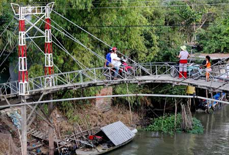 Một cầu treo liên ấp ở xã Thạnh Mỹ Tây, huyện Châu Phú do hội viên ND đóng góp xây dựng.