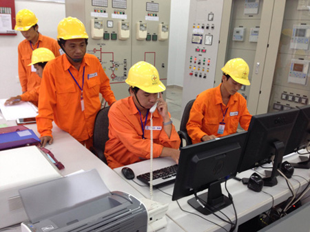 Cán bộ kỹ thuật đang xử lý đưa điện về các xã, thị trấn trong huyện đảo Phú Quốc.