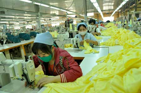 TS Tạ Đình Xuyên đánh giá: “Các doanh nghiệp may mặc của Việt Nam chỉ quan tâm tới thị trường Mỹ  cần lượng hàng đặt bao nhiêu mà thôi!”.  