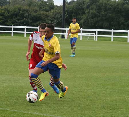 Chris Willock trong màu áo đội trẻ Arsenal