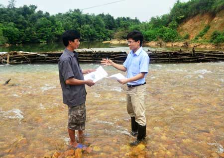 Phóng viên Hoàng Anh Tuấn (phải) đang thu thập thông tin từ người dân.