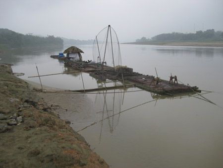 Nông dân Yên Bái đầu tư lồng sắt phát triển nghề cá  dọc bờ sông Hồng đạt hiệu quả kinh tế cao.