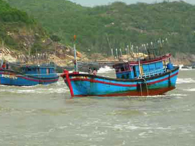 Một tàu cá bị mắc cạn tại cảng cá Tam Quan, huyện Hoài Nhơn.  