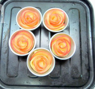 Cho hoa hồng vào khuôn cupcake (đã thoa dầu chống dính) để giữ được cố định hoa, nếu không có khuôn thì lót giấy nên lên khay và đặt hoa thẳng lên khay.