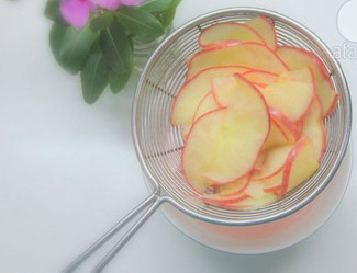 Vớt táo ra, để thật ráo nước. Phần nước nấu táo này có thể thêm chanh đường là có món nước chanh ngon và màu hồng bắt mắt.