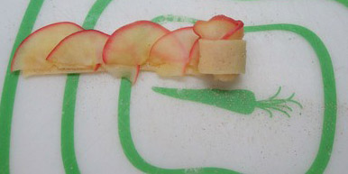 Xếp các lát táo chồng lên nhau khoảng nửa miếng.