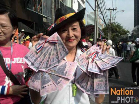 Một phụ nữ biểu tình tặng tiền cho ông Suthep