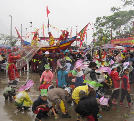 Trò bủa lưới tại lễ hội cầu ngư làng Thai Dương .