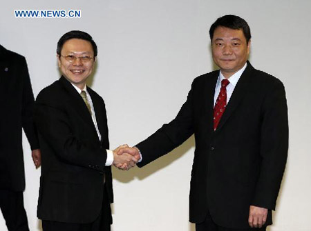 Ông Wang Yu-chi (trái) đến Nam Kinh ngày 11.2 .