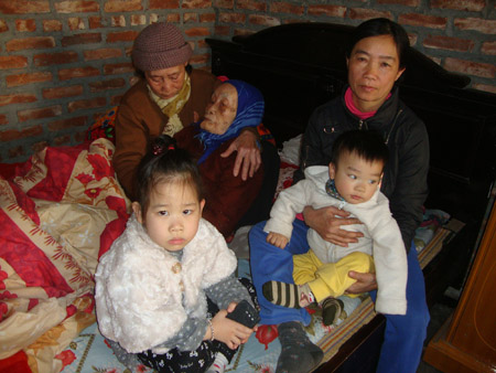5 thế hệ nhà bà Thủy đang phải sống chung  trong căn nhà nhỏ.