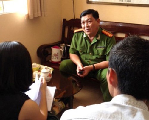 Trung tá Nguyễn Văn Phúc, Trưởng Công an phường Linh Xuân đang trao đổi thông tin vụ việc với báo chí . 