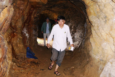 Hàng ngày ngoài giải quyết công việc hành chính, Chủ tịch UBND xã Tam Lãnh Bùi Quang Minh (áo trắng)  còn lên núi rừng truy quét việc khai thác vàng trái phép. 