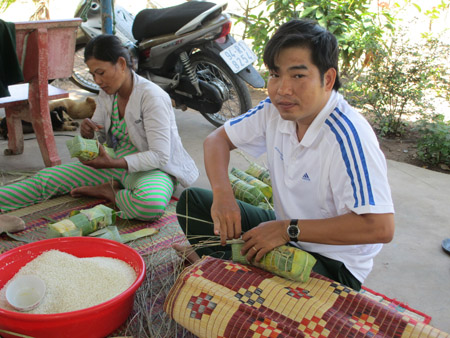 Nhộn nhịp cảnh gói bánh của bộ đội  và nhân dân xã Hiệp Thành.