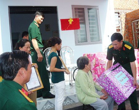 Ban CHQS huyện thăm các gia đình chính sách sau tết. 