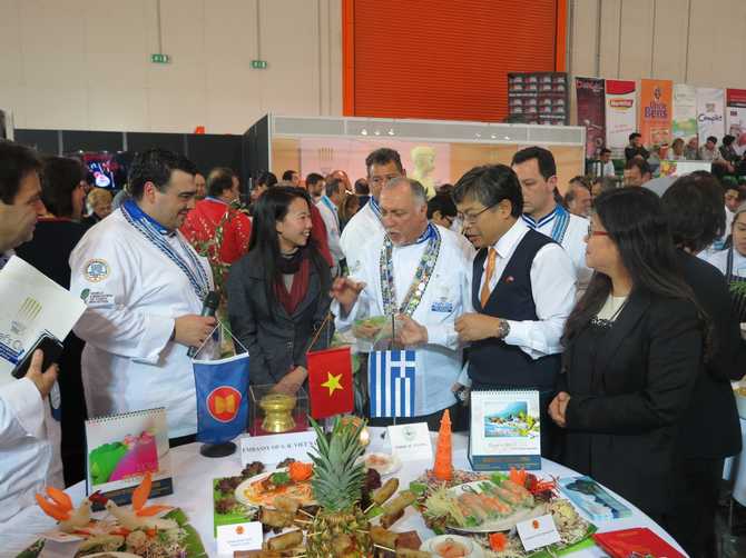 Ban Giám khảo chấm điểm các món ăn của Việt Nam tham dự Hội chợ.