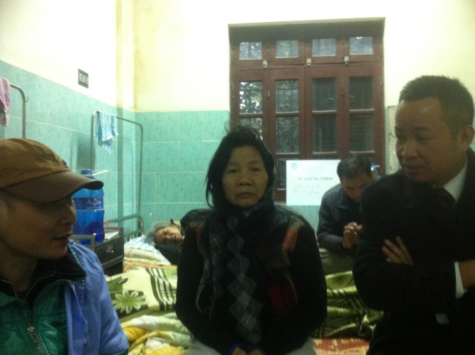 Luật sư Nguyễn Anh Thơm (phải) đến thăm bà Yến (giữa) nhưng bà vẫn thẫn thờ không nhận ra ai.