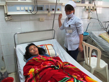 Chị Nguyễn Thị Thái đang được chăm sóc tại bệnh viện Đa khoa tỉnh Thanh Hóa.