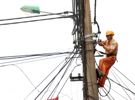 29 công ty điện lực và các đơn vị trực thuộc EVN Hà Nội đã đồng loạt ra quân thi công 30 công trình điện.