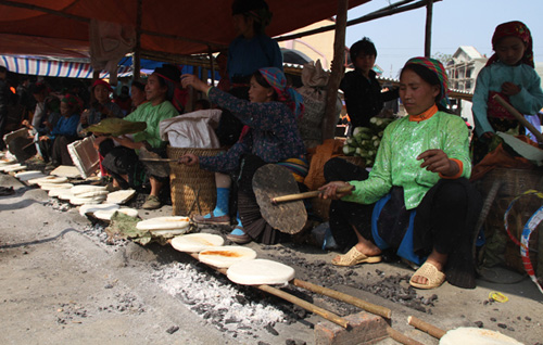 Bánh ngô, một loại bánh chỉ có tại phiên chợ vùng cao. Bánh làm từ bột ngô có vị chua chua, thơm để ăn với lẩu thắng cố. (Ảnh minh hoạ - Nguồn: )