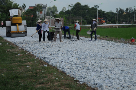 Làm đường giao thông nông thôn ở Hồng Minh (Hưng Hà). Ảnh: TTĐT Hưng Hà