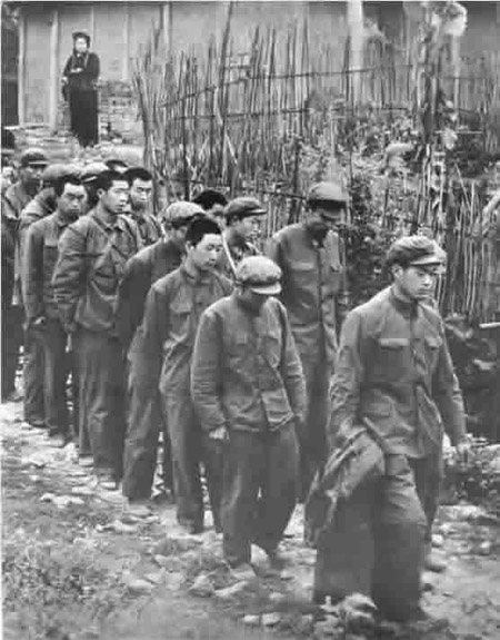 Lính Trung Quốc bị quân dân Việt Nam bắt sống  trong cuộc chiến tranh biên giới năm 1979. 