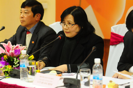 Bà Nguyễn Hồng Lý phát biểu tại cuộc họp báo.