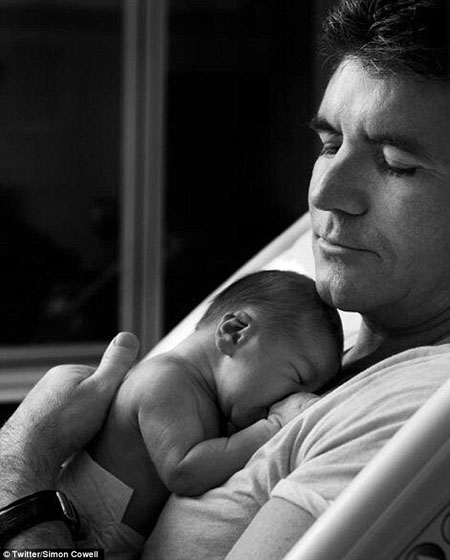 Simon Cowell âu yếm con trai Eric.