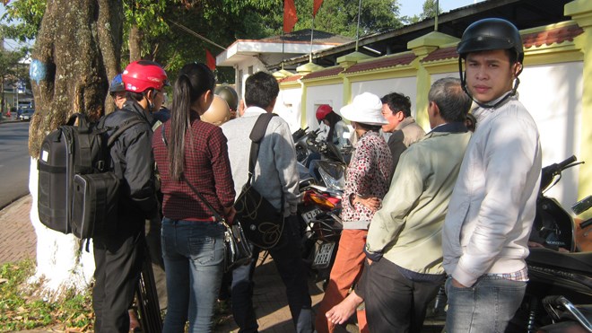 Các tiểu thương phản đối trước trụ sở UBND tỉnh Đắk Lắk (Nguồn ảnh: TPO)